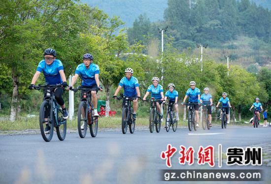 9月15日，自行车爱好者在道真自治县中华仡佬文化园骑行。