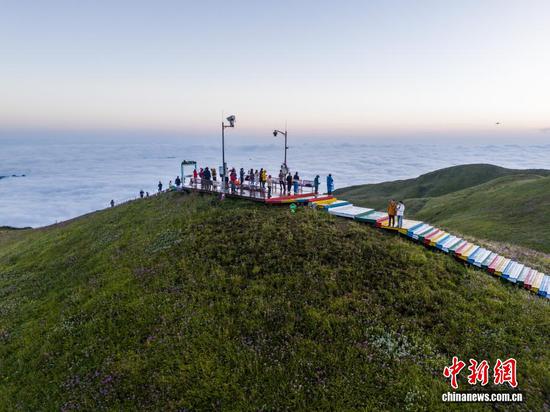 图为游客在贵州省毕节市赫章县韭菜坪景区旅游观景。