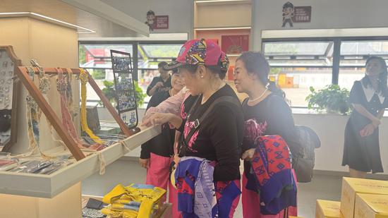 凉都文创店内，游客正选购商品。桂榕摄