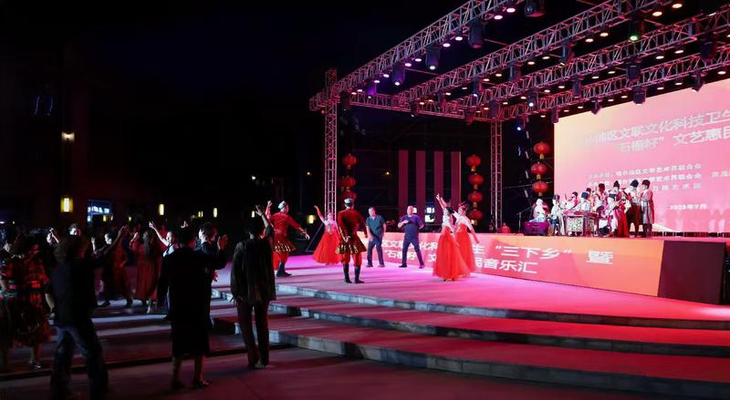 音乐会上舞蹈演员与群众载歌载舞。 音乐会上舞蹈演员与群众载歌载舞。