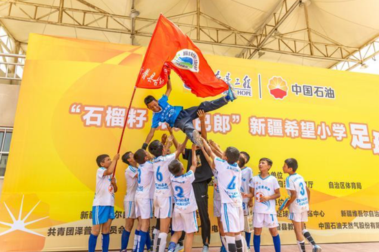 中国石油与新疆青基会共建的新疆希望小学足球季项目让更多疆内乡村学生拥有足球梦想的舞台。新疆石油报记者 张昀 摄