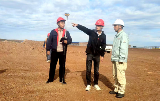 天富伟业公司施工人员严格落实施工标准，有序推进施工。