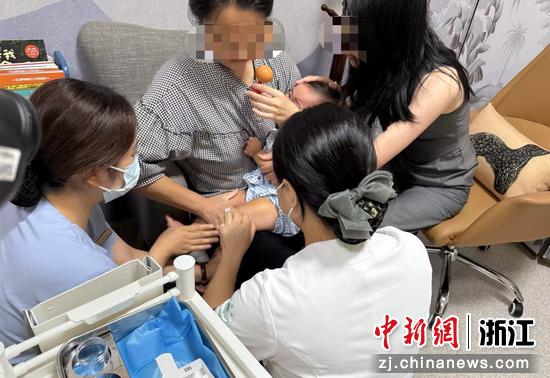 婴儿接受RSV抗体注射。受访者供图 婴儿接受RSV抗体注射。受访者供图