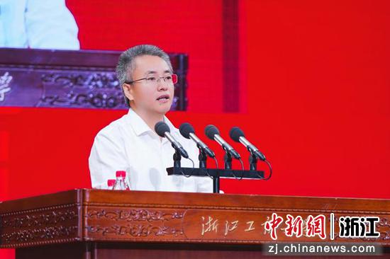 近日，浙江工商大学2025级本科生开学典礼上，校长王永贵发表演讲。 （浙江工商大学供图）