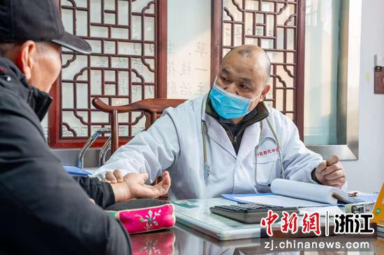 图为郑黎明。震元堂供图 图为郑黎明。震元堂供图