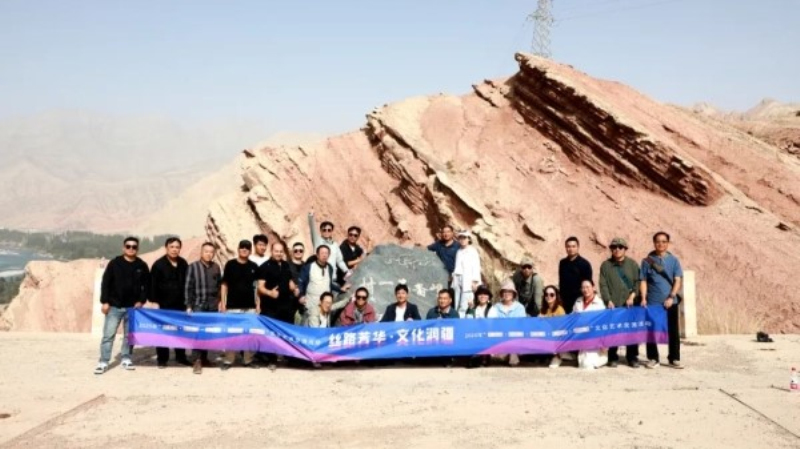 五地艺术家齐聚莎车采风 感受自然奇观与非遗魅力