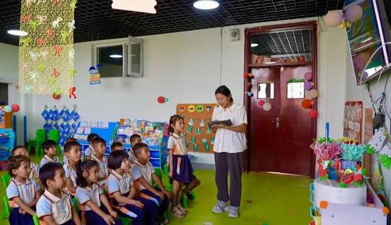 老师通过科大讯飞智慧教育平板系统给孩子们教学。阿卜力克木·依卜拉依木 摄