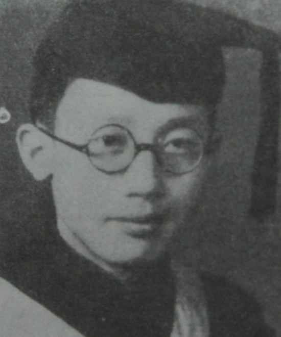 钱伟长的清华大学毕业照。