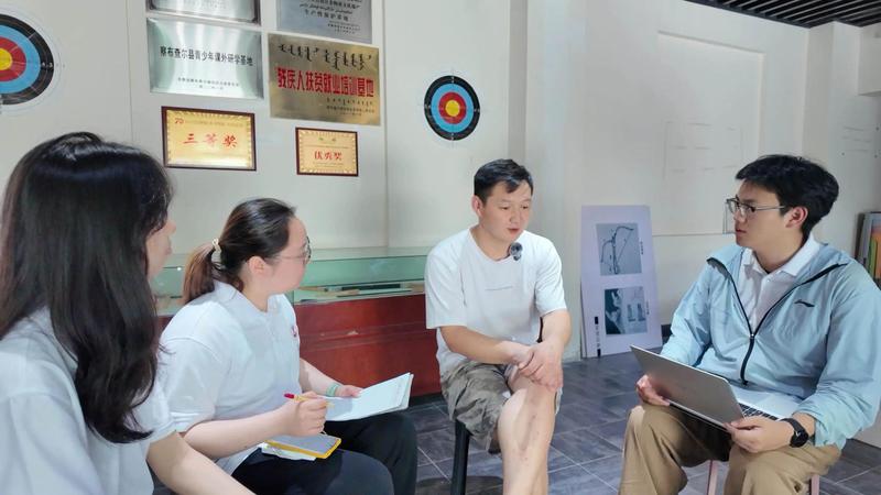 图为中国石油大学（北京）克拉玛依校区“矢”承“遗”韵实践团在察布查尔锡伯自治县调研。