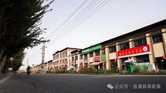 洛浦镇乔迁新居后的店面。