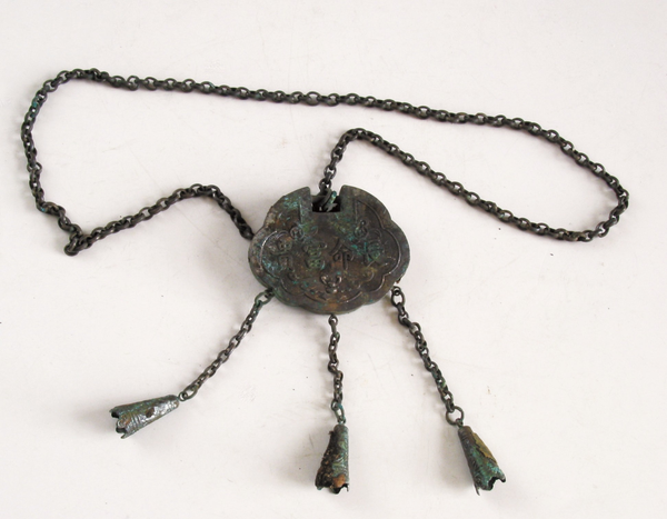 平顶山惨案现场出土的长命锁。