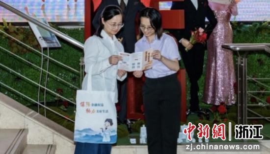 农行余姚分行工作人员向市民普及金融消保知识 。韩芳 供图 农行余姚分行工作人员向市民普及金融消保知识 。韩芳 供图
