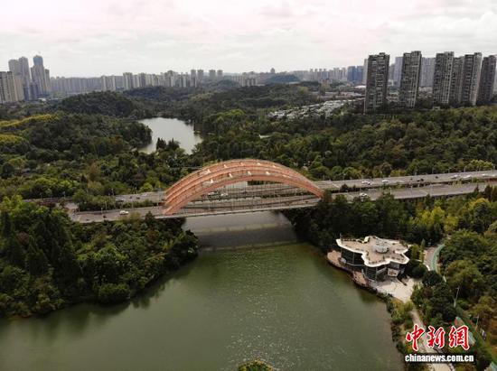 图为9月17日,航拍贵阳市观山湖公园秋景。(无人机照片)石小杰 摄 图为9月17日,航拍贵阳市观山湖公园秋景。(无人机照片)石小杰 摄