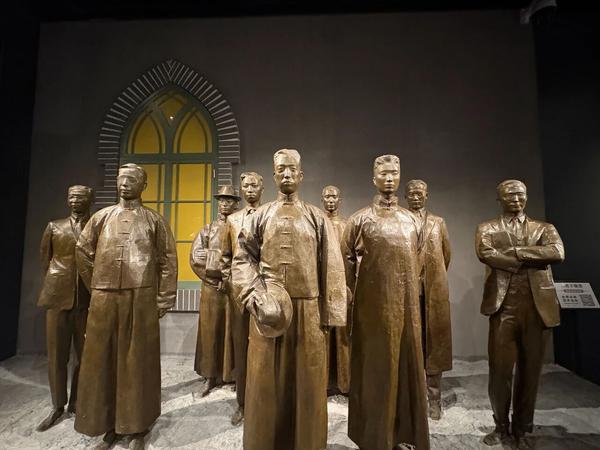 “沈阳九君子”雕像。李娜 摄