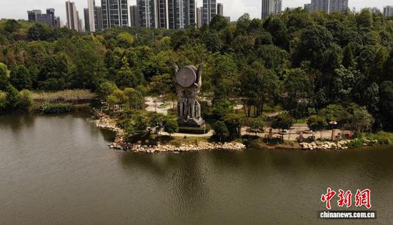 初秋时节,贵州省贵阳市观山湖区观山湖公园秋色渐浓,郁郁葱葱的树木和碧绿的湖水构成了一幅幅生态美景。暖阳下,良好的生态环境和秋日美景吸引了众多市民和游客前来休闲观光。图为9月17日,航拍贵阳市观山湖公园秋景。(无人机照片)石小杰 摄 初秋时节,贵州省贵阳市观山湖区观山湖公园秋色渐浓,郁郁葱葱的树木和碧绿的湖水构成了一幅幅生态美景。暖阳下,良好的生态环境和秋日美景吸引了众多市民和游客前来休闲观光。图为9月17日,航拍贵阳市观山湖公园秋景。(无人机照片)石小杰 摄