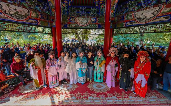 图说：秦腔《双官诰》全体演职人员及现场票友剧照