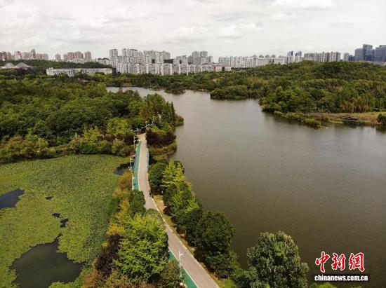 图为9月17日,航拍贵阳市观山湖公园秋景。(无人机照片)石小杰 摄 图为9月17日,航拍贵阳市观山湖公园秋景。(无人机照片)石小杰 摄