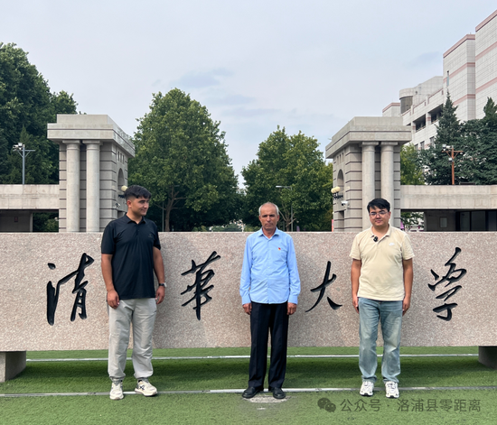 阿迪力江（右）与爸爸艾合麦提尼亚孜（中）和弟弟艾代普江（左）合影。