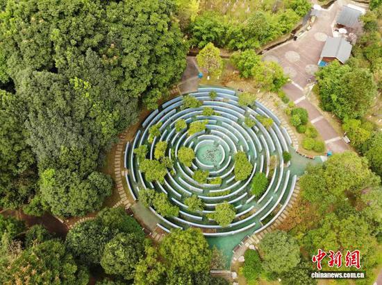 图为9月17日,航拍贵阳市观山湖公园秋景。(无人机照片)石小杰 摄 图为9月17日,航拍贵阳市观山湖公园秋景。(无人机照片)石小杰 摄