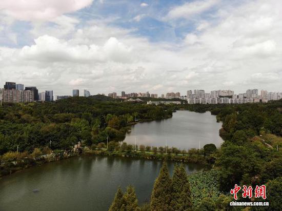 图为9月17日,航拍贵阳市观山湖公园秋景。(无人机照片)石小杰 摄 图为9月17日,航拍贵阳市观山湖公园秋景。(无人机照片)石小杰 摄