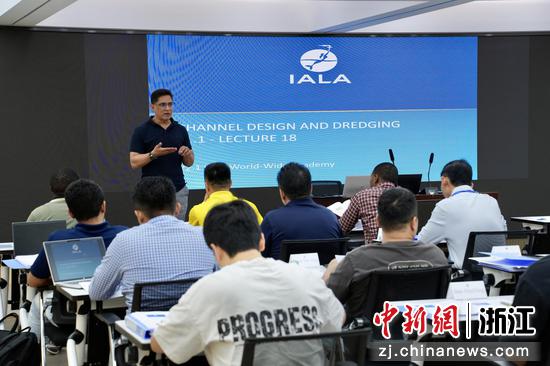浙江温州,2025年国际海上导助航高级管理人员培训班现场。 主办方 供图 浙江温州,2025年国际海上导助航高级管理人员培训班现场。 主办方 供图