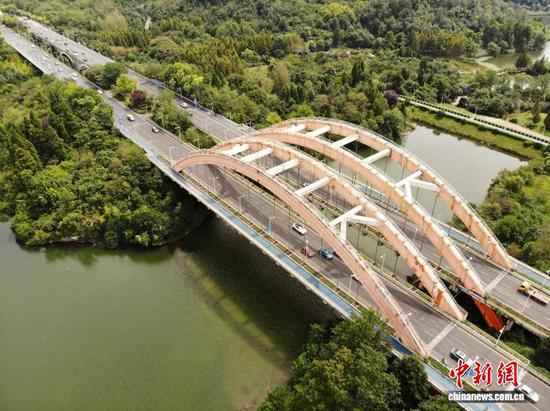 图为9月17日,航拍贵阳市观山湖公园秋景。(无人机照片)石小杰 摄 图为9月17日,航拍贵阳市观山湖公园秋景。(无人机照片)石小杰 摄