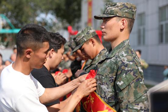 4.新兵家长为新兵佩戴大红花