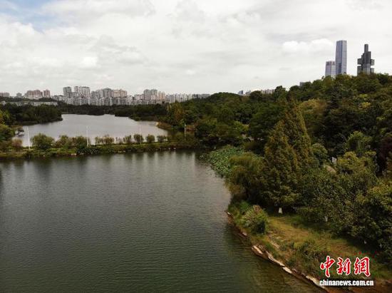 图为9月17日,航拍贵阳市观山湖公园秋景。(无人机照片)石小杰 摄 图为9月17日,航拍贵阳市观山湖公园秋景。(无人机照片)石小杰 摄