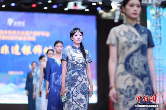 图为模特身着以苗族蜡染为设计元素的时装在T台走秀。杨武魁 摄