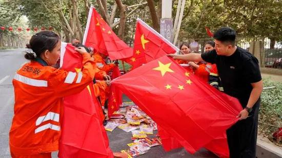 墨玉县玉泽市政公司主管夏培轩正在给工人们讲解操作细节。