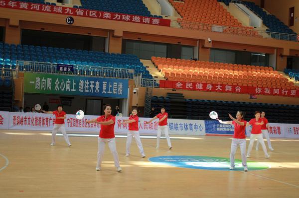 手中的球拍划出一道道优美的弧线。 手中的球拍划出一道道优美的弧线。