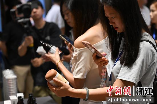 图为:市民拍摄酸枣仁等产品。中新社记者 王刚 摄