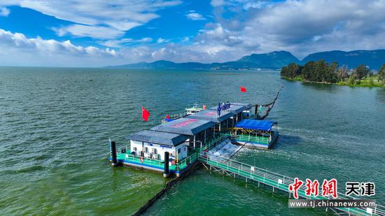 图为滇池福保湾,国内最大的“藻水共治”一体化平台近景。(中交天航局供图) 图为滇池福保湾,国内最大的“藻水共治”一体化平台近景。(中交天航局供图)