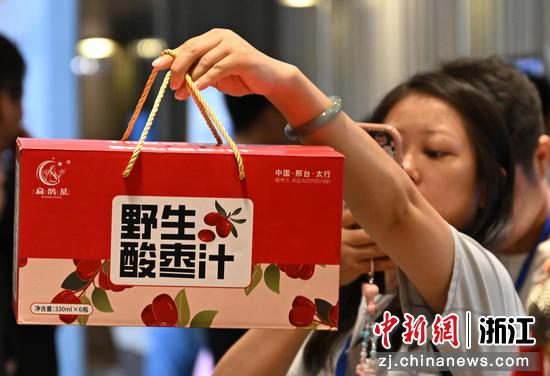 图为:参观者拍摄酸枣产品。中新社记者 王刚 摄