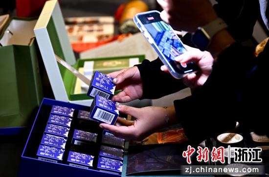 图为:酸枣仁产品吸引参观者。中新社记者 王刚 摄