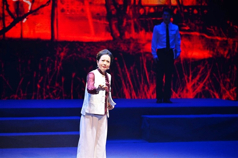 演员深情朗诵诗歌作品《北庭故城:丝绸之路之上的绢帛与光芒》。
演员深情朗诵诗歌作品《北庭故城:丝绸之路之上的绢帛与光芒》。