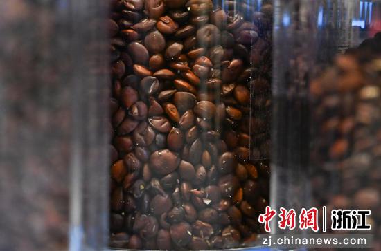 图为:展出的酸枣相关产品。中新社记者 王刚 摄