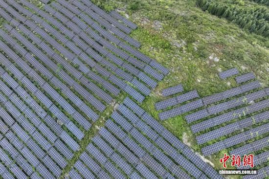 9月19日，航拍贵州省黔西市定新彝族苗族乡农业光伏电站，该电站2025年运营期内平均年上网电量约2.48亿千瓦时。中新社记者 瞿宏伦 摄