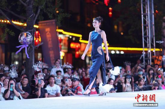 图为模特身着以苗族蜡染为设计元素的时装在T台走秀。杨武魁 摄