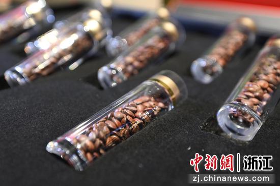 图为:展出的酸枣仁。中新社记者 王刚 摄