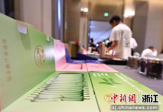 图为:酸枣衍生产品吸引参观者。中新社记者 王刚 摄