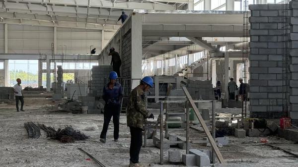 火热建设中的昆宁森态乳业公司