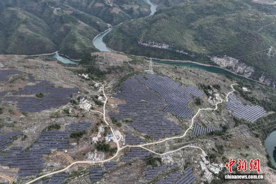 9月19日，航拍贵州省黔西市定新彝族苗族乡农业光伏电站，该电站2025年运营期内平均年上网电量约2.48亿千瓦时。