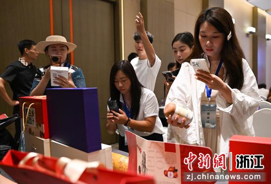 图为:品类丰富的酸枣产品吸引参观者。中新社记者 王刚 摄