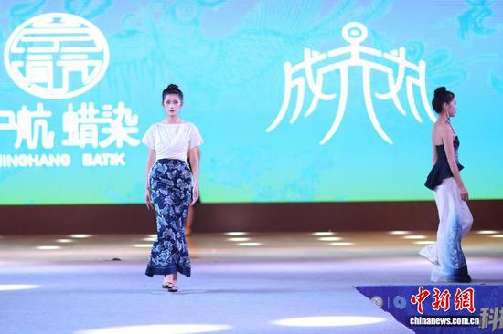 图为模特身着以苗族蜡染为设计元素的时装在T台走秀。杨武魁 摄