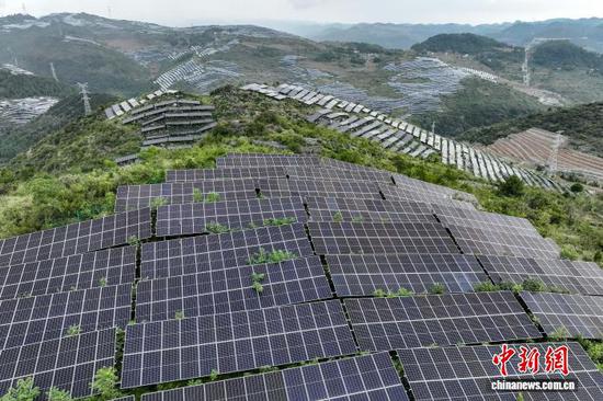 9月19日，航拍贵州省黔西市定新彝族苗族乡农业光伏电站，该电站2025年运营期内平均年上网电量约2.48亿千瓦时。中新社记者 瞿宏伦 摄