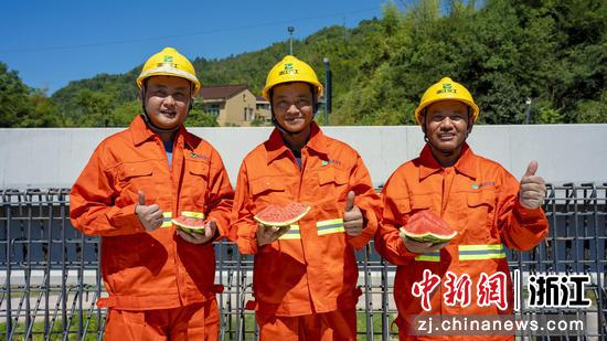 项目部给工人送西瓜。浙交建设 供图 项目部给工人送西瓜。浙交建设 供图