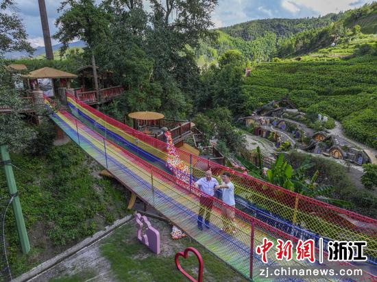 浙江泰顺，农行泰顺支行工作人员走访调研文旅产业。 农行温州分行 供图