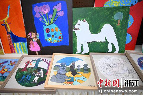 9月17日,杭州杨绫子学校书画作品参与评选。王刚 摄 9月17日,杭州杨绫子学校书画作品参与评选。王刚 摄