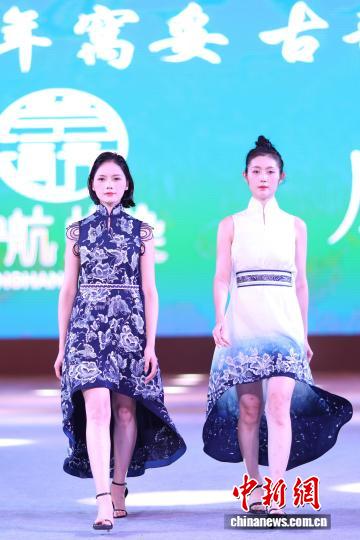 图为模特身着以苗族蜡染为设计元素的时装在T台走秀。杨武魁 摄